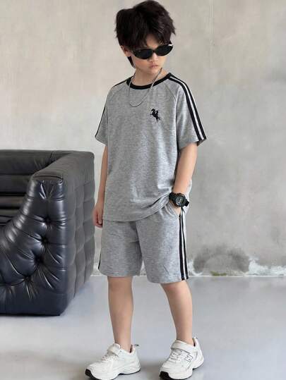 SHEIN 2pcs Tween Boys Kids Spring/Summer 2-Piece Set, Short Sleeve T-Shirt And Shorts, Comfortable Versatile Casual Daily Fashion Sports Style Basic, Suitable For Indoor, Outdoor, Daily, Sports, Play, Party, Photo Shoot, Vacation, Holiday, Tracksuit, Joggers, Streetwear, Back To School