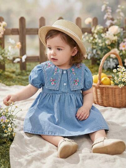 女婴夏季必备牛仔短袖连衣裙，浅蓝色百搭单品，藏蓝色领口饰以精致花卉刺绣，泡泡袖甜美可爱，A字廓形活泼舒适，适合日常外出或上学穿着，轻松打造活力四射的田园公主风。
