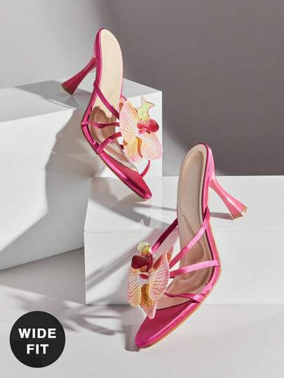 SHUZIA Sandal nữ IslandGoddes dáng rộng, gót tròn, mũi cao, họa tiết hoa lan, nhiều quai, chất liệu satin màu hồng fuchsia – Thanh lịch, sang trọng và nổi bật.