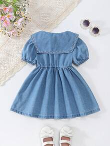 Vintaside Kids 女婴夏季必备牛仔短袖连衣裙，浅蓝色百搭单品，藏蓝色领口饰以精致花卉刺绣，泡泡袖甜美可爱，A字廓形活泼舒适，适合日常外出或上学穿着，轻松打造活力四射的田园公主风。 - 淺色水洗藍 - 查看 2