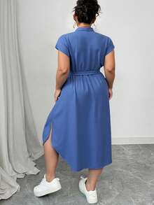 SHEIN CURVE+ Elegantes Kleid für Damen in Große Größen mit Alice-Stoff, Hemdkragen, Raglanärmeln, Taillenschleife, Holzknöpfen, für Frühling/Sommer, vielseitig einsetzbar, Lässig-Club-Mode - Blau - Übersicht 2
