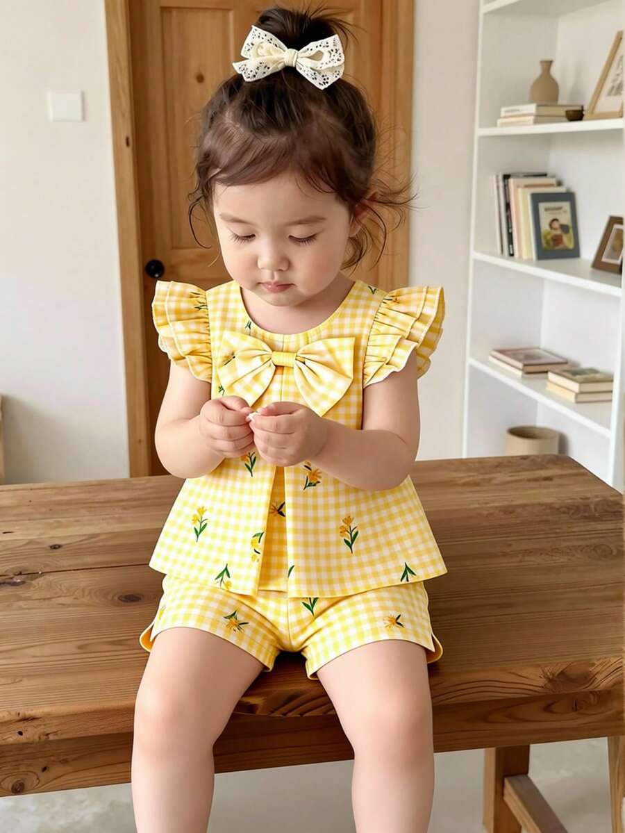 SHEIN Vintaside Kids Bộ đồ hè cho bé gái kẻ caro và hoa nhí, họa tiết thực vật cổ điển, áo tay phồng đáng yêu với nơ trang trí và quần short, trang phục thoải mái thường ngày cho hoạt động ngoài trời, phong cách vải lanh đảo. - Màu vàng - Xem 1