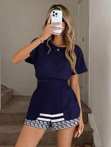 Easowa 两件套女士休闲复古优雅皇家蓝抽象几何图案露脐上衣和短裤套装 - 舒适时尚的度假装，适合海滩、街头、婚礼、派对、生日、音乐节、嘉年华和郊游 - 彩色 - 查看 4