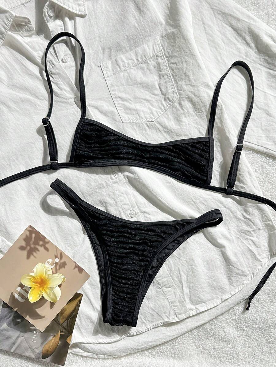 Swim Mod 夏季女士两件套沙滩装,特殊纹理面料吊带露脐吊带上衣,后背交叉设计,搭配高衩镂空双带比基尼泳裤,女童泳装 - 黑色 - 查看 1
