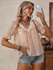 LanaWest Blusa feminina estilo ocidental casual, em tecido texturizado, com detalhes em renda contrastante e barra com babados. - Rosa - Ver 4