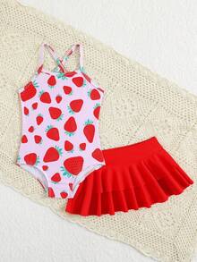 SHEIN Bộ đồ bơi in hình dâu tây cho bé gái, màu hồng chủ đạo, chất liệu mềm mại và co giãn, kiểu áo liền thân có dây đeo chéo kèm váy, set 2 món, thân thiện với da, nhanh khô, thoáng khí, thích hợp cho bé gái mặc ở bãi biển, hồ bơi. - Nhiều màu - Xem 3
