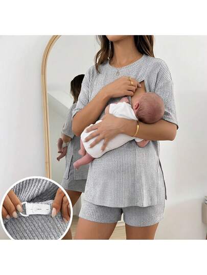 Bộ đồ cho bà bầu 2 món: áo thun cổ tròn tay ngắn màu trơn và quần short cạp chun có thể điều chỉnh.