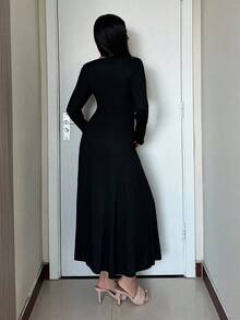 Modelyn 黑色长袖圆领纹理面料修身A字优雅派对时尚黑色连衣裙（女款） - 黑色 - 查看 2
