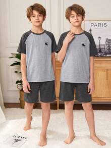 SHEIN 2pcs/Set Kids/Tween Boys' Colorblock Raglan Sleeve Casual Knight Graphic Round Neck Short Sleeve T-Shirt And Shorts Pajama Set - Grey - View 1
