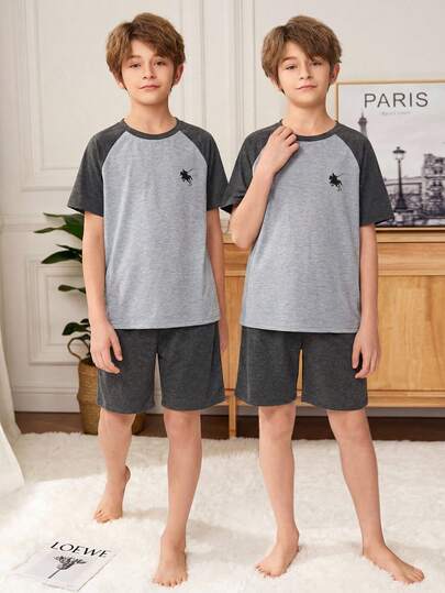 SHEIN 2件套儿童/青少年男童撞色拼接插肩袖休闲骑士图案圆领短袖T恤和短裤睡衣套装