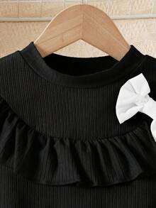 SHEIN Conjunto de niña pequeña con top acanalado con volantes lindos, falda corta con decoración de lazo y perlas - Blanco y Negro - Ver 6