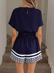 Easowa 两件套女士休闲复古优雅皇家蓝抽象几何图案露脐上衣和短裤套装 - 舒适时尚的度假装，适合海滩、街头、婚礼、派对、生日、音乐节、嘉年华和郊游 - 彩色 - 查看 2