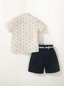 SHEIN Bộ 2 món gồm áo sơ mi in họa tiết toàn thân và quần short đen dành cho bé trai. - Nhiều màu - Xem 2