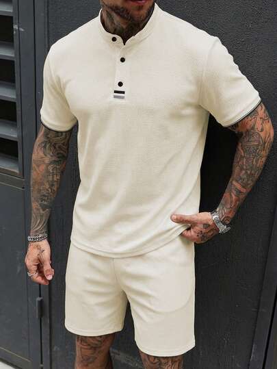 Manfinity CasualCool Bộ áo polo tay ngắn và quần short nam họa tiết quả mơ và dứa, áo polo cài nút, áo polo cổ bẻ, thích hợp cho các hoạt động thường ngày, tụ họp bạn bè, cuối tuần thư giãn. Đây là món quà tuyệt vời dành cho bạn trai hoặc chồng, áo polo INS bán chạy nhất.