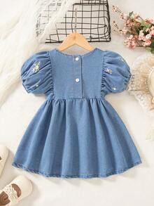 SHEIN Vintaside Kids Đầm denim mùa hè cho bé gái, kiểu dáng dễ thương đồng quê, chất liệu denim màu xanh nhạt với họa tiết thêu hoa nhiều màu sắc, kết hợp với tay phồng và dáng chữ A cạp cao, tạo nên sự kết hợp hoàn hảo giữa vẻ lãng mạn mộc mạc và sự thoải mái khi mặc, giúp bé có một mùa hè đáng yêu trọn vẹn. - Rửa trung bình - Xem 3