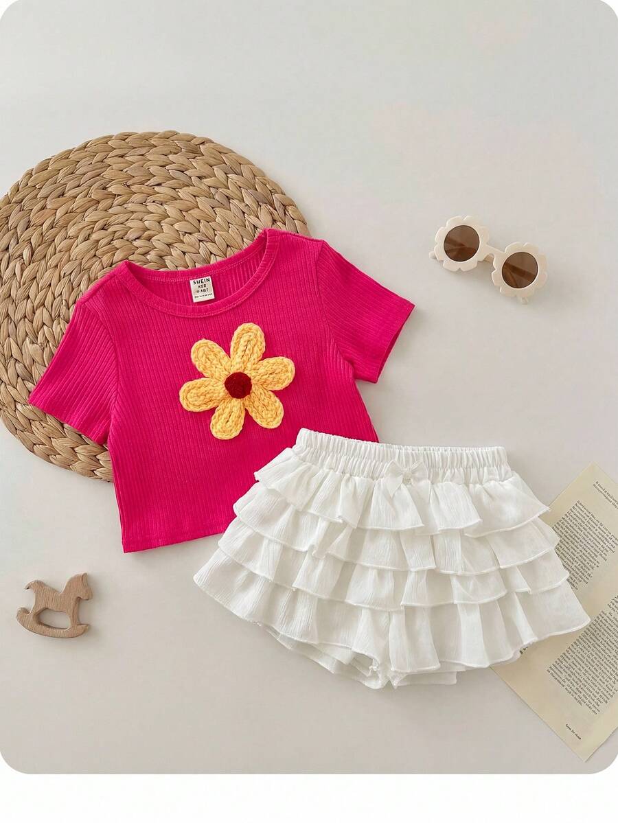 SHEIN LMoss Kids 这款两件套女婴套装包含一件可爱百搭的玫瑰红短袖上衣和一条饰有花朵装饰的白色裙子/裤子。适合生日派对、晚宴、演出、婚礼、洗礼、开学典礼、室内外活动、日常活动、运动、玩耍、聚会、拍照、度假和节假日穿着。也适合春夏季节穿着。 - 玫紅色 - 查看 1