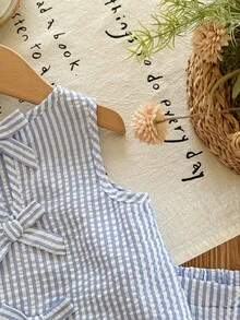 SHEIN 两件套女婴休闲日常圆领蓝色条纹后背蝴蝶结背心上衣和短裤套装，非常适合夏季女婴穿着。 - 藍色 - 查看 4