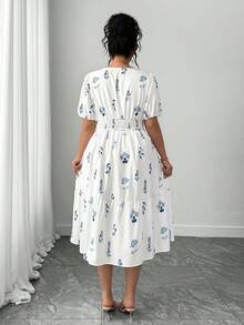 SHEIN Elenzya Große Größen V-Ausschnitt weißes Blumenprint Midi Kleid - Blau - Übersicht 2