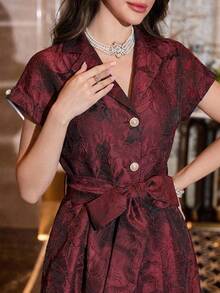 Modelyn Đầm nữ mùa xuân/hè màu hồng dệt jacquard, tay ngắn, cổ cài cúc, eo xếp ly, dáng chữ A thanh lịch. - Màu Đỏ Sâu - Xem 4