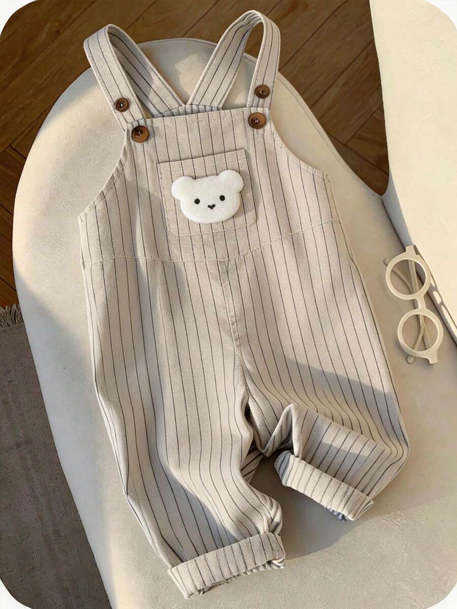 SHEIN Bộ yếm ăn bằng vải denim kẻ sọc họa tiết gấu hoạt hình dễ thương, đa năng dành cho bé trai, thích hợp cho các chuyến đi chơi và họp mặt gia đình, hoàn hảo cho mùa xuân và mùa hè.