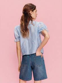 lacRébo Áo kiểu dáng rộng rãi màu xanh dương với họa tiết hoa thêu, vai phồng, cổ khoét hình giọt nước, thích hợp mặc mùa xuân hè. - Màu xanh lam - Xem 2