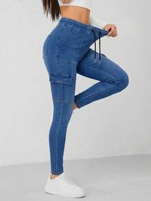 SHEIN PETITE 女士夏季休闲高腰工装牛仔裤，蓝色弹力牛仔面料，收腹修身，抽绳腰带，侧边口袋，完美打造街头风和日常穿搭。女士抽绳腰带工装口袋修身休闲百搭牛仔裤。 - 深色水洗藍 - 查看 3