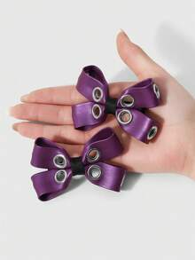 ROMWE Goth Bộ 2 phụ kiện tóc phong cách Y2K ngọt ngào và cá tính, mang hơi hướng retro nhẹ nhàng sang trọng, màu tím, gồm kẹp tóc hai lớp bằng da bóng và kim loại, cùng với kẹp tóc hình chữ thập, kẹp mỏ vịt và kẹp tóc lệch bên. Thích hợp cho bé gái, phụ nữ, chị em gái, bạn gái, để đeo hàng ngày hoặc làm quà tặng ngày lễ. - Màu tím - 36 - Xem 5
