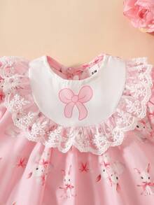 SHEIN Đầm ngắn tay bồng màu hồng phối ren trắng in họa tiết cho bé gái sơ sinh, kiểu dáng mùa hè mới; Đầm bé gái màu hồng họa tiết hoa hồng đỏ, rộng rãi thoải mái với hàng cúc cài phía sau, hàng mới về mùa xuân/hè, trang phục truyền thống Ả Rập cho bé. - Hồng - Xem 7