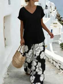 EMERY ROSE Klassisches schwarzes V-Ausschnitt Kurzarm T-Shirt + schwarze Basis mit weißem Blume Muster, modischer Lässig Alltags-Look, Große Größen 2er Set, Frühling/Sommer - Schwarz - Übersicht 1