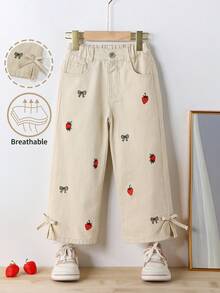 Genkimix Kids Quần jeans ống rộng màu kaki nhạt dành cho bé gái, thiết kế gấu quần thắt nơ, phối cùng họa tiết thêu dâu tây đỏ và nơ vàng, tươi tắn và ngọt ngào, phù hợp cho trang phục thường ngày mùa xuân/hè, có thể phối cùng áo phông hoặc áo sơ mi để tạo phong cách thoải mái và nghệ thuật, ôm sát và giúp tôn dáng, lý tưởng cho các buổi đi chơi và mua sắm. - Rửa nhẹ - Xem 3