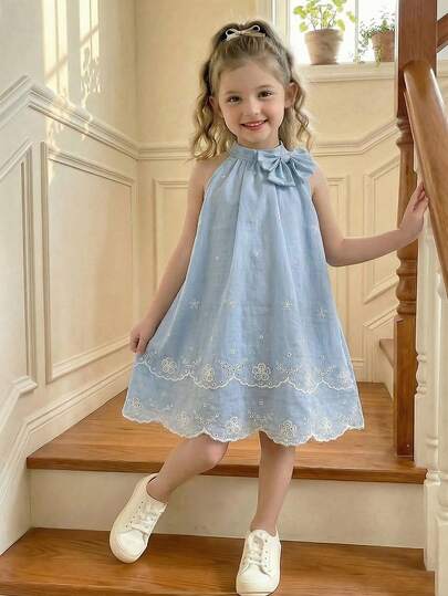 SHEIN Đầm công chúa màu xanh dương kiểu dáng tươi tắn cho bé gái, cổ yếm, được làm từ chất liệu vải dệt nhẹ, mềm mại và thân thiện với da, thiết kế cổ nơ, ngọt ngào, tinh nghịch nhưng vẫn thanh lịch, điểm xuyết ren trắng tinh tế trên đầm, chân váy xòe bồng bềnh, dáng rộng phù hợp với nhiều dáng người, đầm đơn màu xanh dương, thích hợp cho tiệc sinh nhật, họp mặt gia đình, hoạt động ngoài trời, nhẹ nhàng cho mùa xuân và mùa hè.