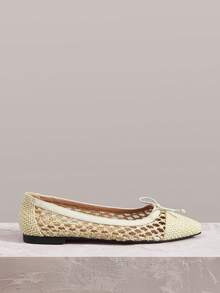 Màu hạnh nhân nhạt