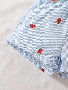 SHEIN Vintaside Kids 女嬰淺藍色夏季可愛度假套裝 草莓印花掛脖上衣 & 短褲 附3D紅色蝴蝶結 甜美鄉村風荷葉邊下擺套裝 - 藍色 - 查看 5