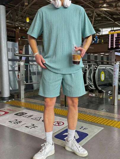 SHEIN Bộ đồ thể thao 2 món cho bé trai tuổi teen, áo thun cổ tròn tay ngắn và quần short, áo thun dệt kim jacquard, màu xanh lá cây, phong cách đường phố, punk rock, sinh viên, đi chơi hàng ngày, dự tiệc, lễ hội âm nhạc, phong cách Y2K, thích hợp cho mùa xuân/hè, đi chơi, ngày Valentine, hẹn hò, du lịch, kỳ nghỉ, họp mặt gia đình, tựu trường, mùa cưới, tiệc tối trang trọng, thể thao, tiệc sinh nhật.