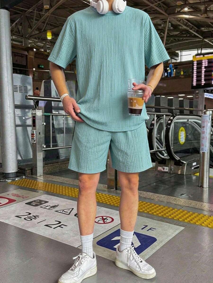 SHEIN 2件套青少年男童休闲圆领短袖T恤短裤运动套装，针织提花T恤套装，绿色套装，街头朋克摇滚学院日常出行派对音乐节，Y2K套装，适合春夏、郊游、情人节、约会、旅行、度假、家庭聚会、返校季、婚礼季、正式晚宴、运动、生日派对等场合。