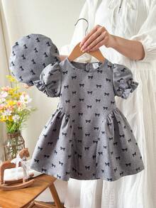 Souflis Souflis Bộ đồ mùa hè dễ thương cho bé gái, gồm váy và mũ beret kẻ caro in hoa cúc màu xanh dương, kiểu dáng thời trang, phù hợp cho bé mặc hàng ngày và đi chơi. - Xám - Xem 3