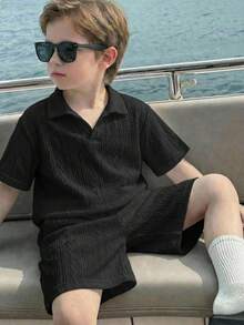 SHEIN 两件装男童休闲运动学院风街头可爱度假条纹翻领POLO衫和卡其色短裤套装，适合儿童穿着，适合男童返校季，也适合生日派对、晚宴、演出、婚礼、洗礼、开幕式等场合，日常穿着舒适，适合上学、旅行、运动，适合春夏季节。 - 黑色 - 查看 4