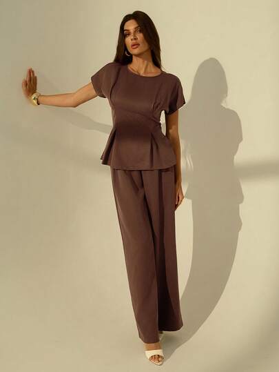 SHEIN Tall Letnia damska nowa prosta elegancka dojazdowa wakacyjna retro na zakończenie roku szkolnego uniwersalna morelowa żółta tkanina z teksturą bambusa okrągły dekolt krótki rękaw talia plisowana w kształcie litery X regularna koszula top + luźne szerokie spodnie 2 sztuki zestaw, strój nauczycielski, styl retro, stroje biurowe dla kobiet, strój na lotnisko, strój podróżny na lotnisko, stroje na wyjścia