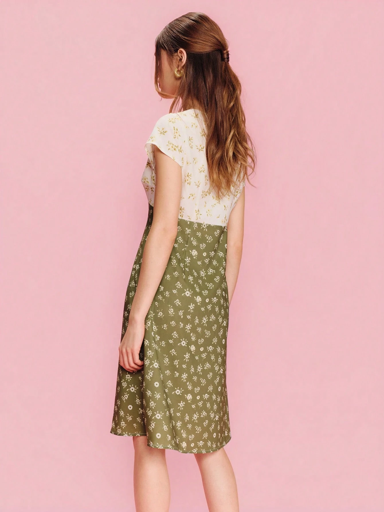 Green And White Mixed Floral-Print Midi Dress With A Front Tie Detail And A V-Neckline Chic Style Spring Summer French Style Parisian Style Picnic Dress Going Out Office Outfit Wedding Guest Dress