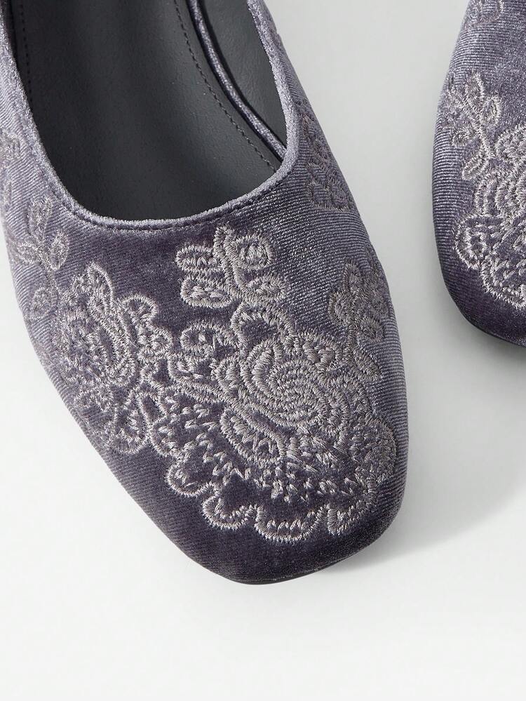 WOMEN'S RETRO ELEGANT EMBROIDERED VELVET ADJUSTABLE BUCKLE FLAT SHOES VALENTINE'S DAY