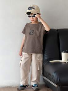 SHEIN 2件套男童简约小写字母撞色纹理深灰色短袖T恤搭配乳白色工装裤套装，休闲学院风，舒适时尚，简约实用，面料柔软百搭，适合日常穿着，适合上学，适合旅行，适合户外运动，适合春、夏、秋、冬四季，基础款AU夏季穿搭，实用时尚。 - 灰色 - 查看 4