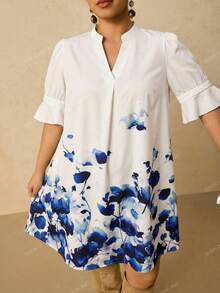 SHEIN CURVE+ Curve 尺码 US22 音乐节、海滨度假、波西米亚蓝白花卉印花 V 领短款休闲连衣裙，女士 - 藍色 - 查看 4