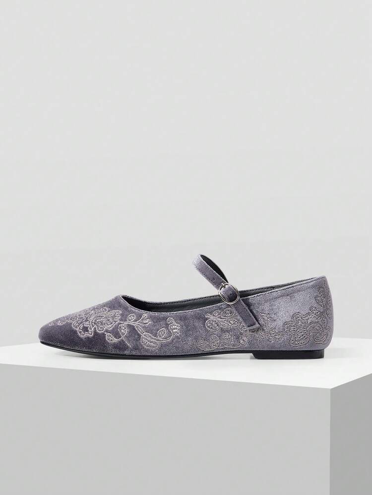 WOMEN'S RETRO ELEGANT EMBROIDERED VELVET ADJUSTABLE BUCKLE FLAT SHOES VALENTINE'S DAY