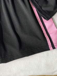 两件套少女休闲街头风套装，柔软舒适，运动风设计，粉色和深绿色撞色短袖T恤和短裤套装，夏季宽松版型，轻薄面料，适合日常外出、休闲或运动穿着。 - 黑色 - 查看 6