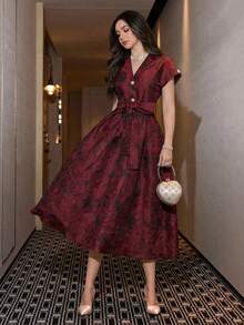 Modelyn Đầm nữ mùa xuân/hè màu hồng dệt jacquard, tay ngắn, cổ cài cúc, eo xếp ly, dáng chữ A thanh lịch. - Màu Đỏ Sâu - Xem 7