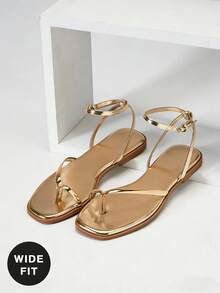 SHUZIA #Giày sandal đế bằng UrbanLuxe dành cho nữ, kiểu dáng rộng rãi, quai TPU mạ vàng nhạt, quai ngang mắt cá chân, có vòng đeo ngón chân – Phong cách thanh lịch, tối giản và sang trọng cho mỗi ngày. - Vàng - Xem 7