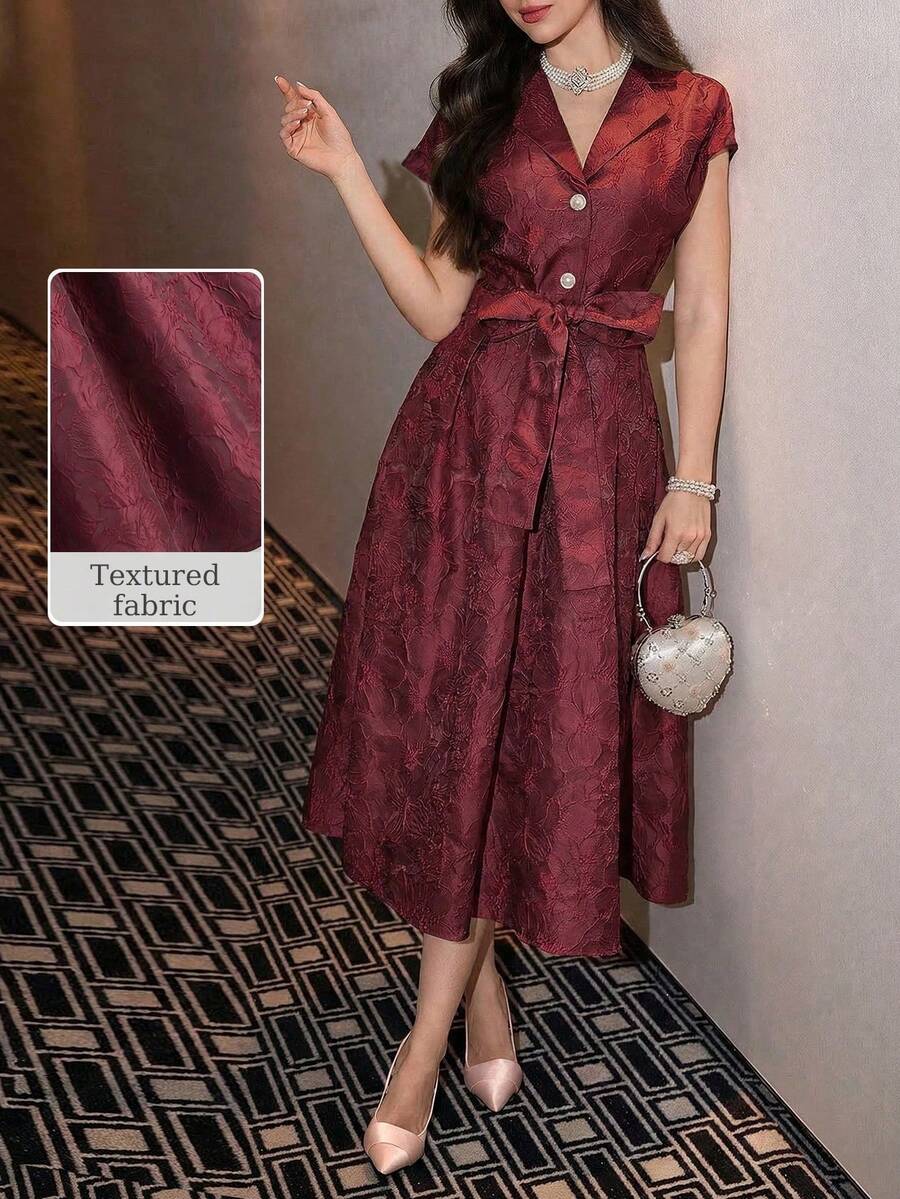 Modelyn Đầm nữ mùa xuân/hè màu hồng dệt jacquard, tay ngắn, cổ cài cúc, eo xếp ly, dáng chữ A thanh lịch. - Màu Đỏ Sâu - Xem 1