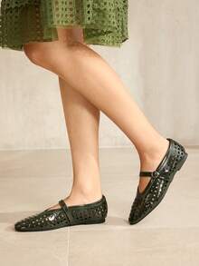 MOTF PREMIUM Sepatu Wanita Populer Gaya Prancis Baru, Kulit PU Hijau Tua, Desain Kotak-kotak, Sol Datar, Nyaman dan Serbaguna dengan Keanggunan Sederhana, Tidak Membuat Kaki Lelah, Sandal Berlubang yang Bernapas - Dark Green - View 8