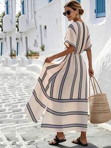 SHEIN Holidaya 夏季新品：V领优雅连衣裙——短袖，撞色宽窄条纹，宽松长款廓形。这款法式复古单品融合了度假风情与职场优雅，A字版型更显修身显瘦。 - 杏色 - 查看 2