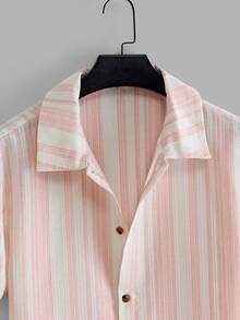 StoneGrade Camisa de manga corta de rayas de solapa única para hombres, diseño minimalista adecuado para viajes de verano - Rosa vieja - Ver 3